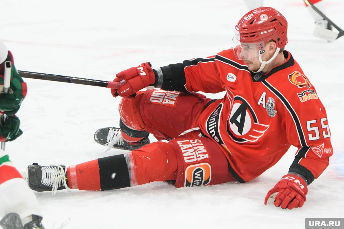 «Автомобилист» пропустил четыре шайбы