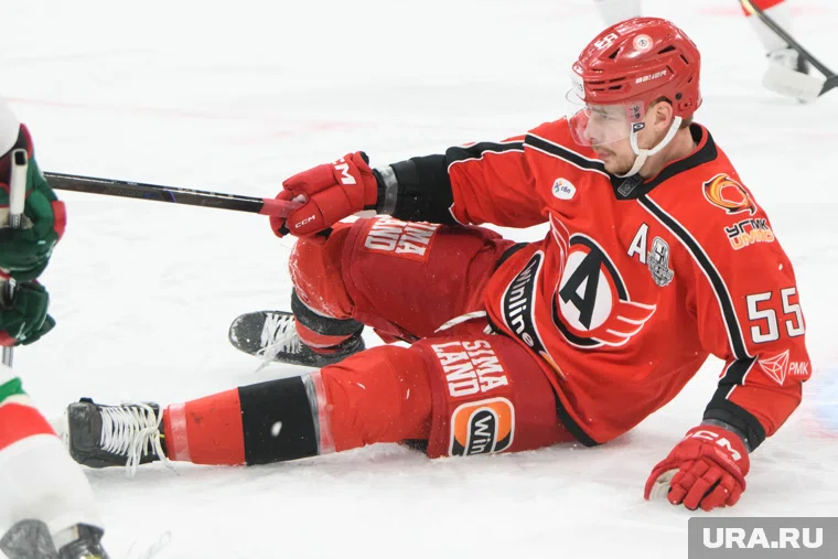 «Автомобилист» пропустил четыре шайбы