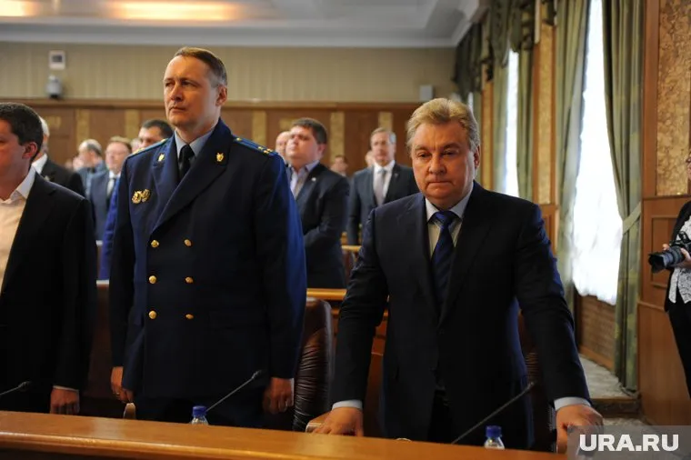 Юрий Пономарев (справа) лично представил будущего прокурора Челябинской области Виталия Лопина