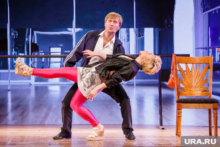 Участники шоу танцевали под песню Юрия Антонова «Летящей походкой»