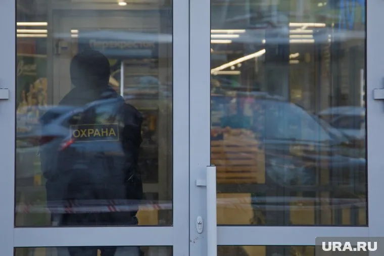 Охранники ТЦ дважды проверили женщину с QR-кодом