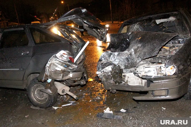 Два автомобиля столкнулись на трассе (архивное фото)