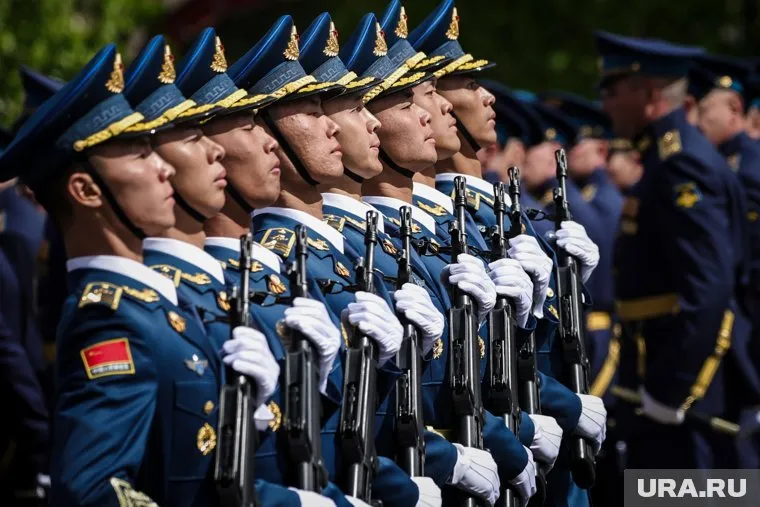 Парад проходит по случаю 80-летия окончания Второй мировой войны