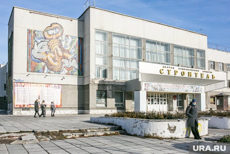 Здание не законсервировано, а закрыто для проведения разных мероприятий