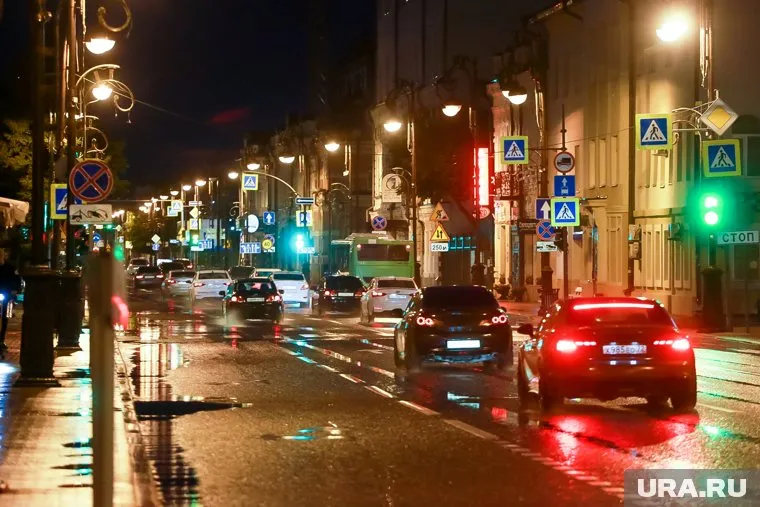 Уличные гонщики по ночам массово нарушают ПДД в центре Тюмени