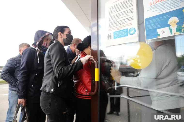 Очереди из пациентов выстраиваются в областную больницу Тобольска