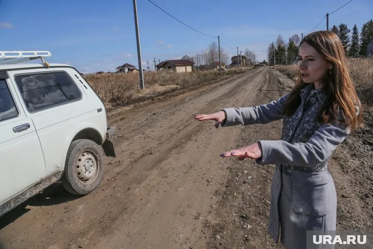 Марине Решетниковой (на фото) пришлось отсыпать дорогу песком, щебнем, асфальтной срезкой за свои деньги