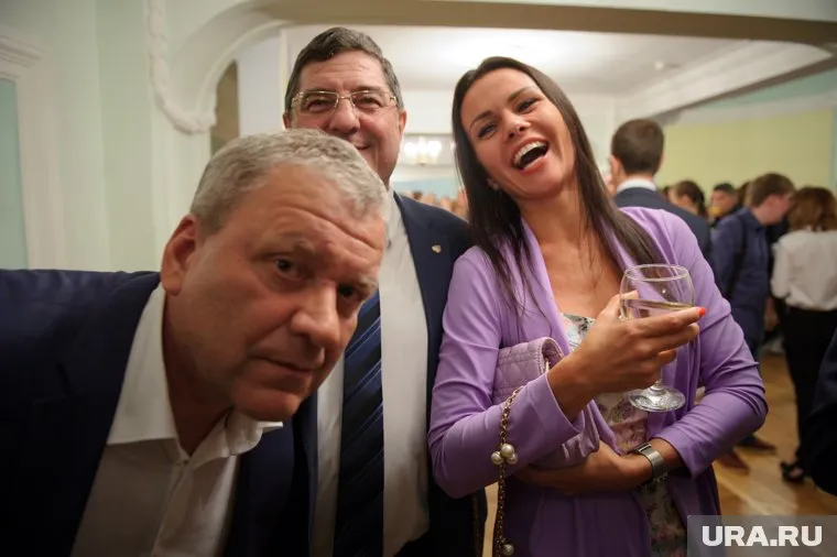 Лицо председателя Уставного суда Свердловской области Вадима Пантелеева (на заднем плане) не обманывает: вечер прошел прекрасно.