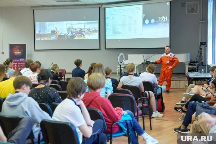 Школьникам проводили лекции настоящие космонавты