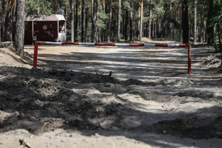Закрытый пляж Голубые озера. Курган
