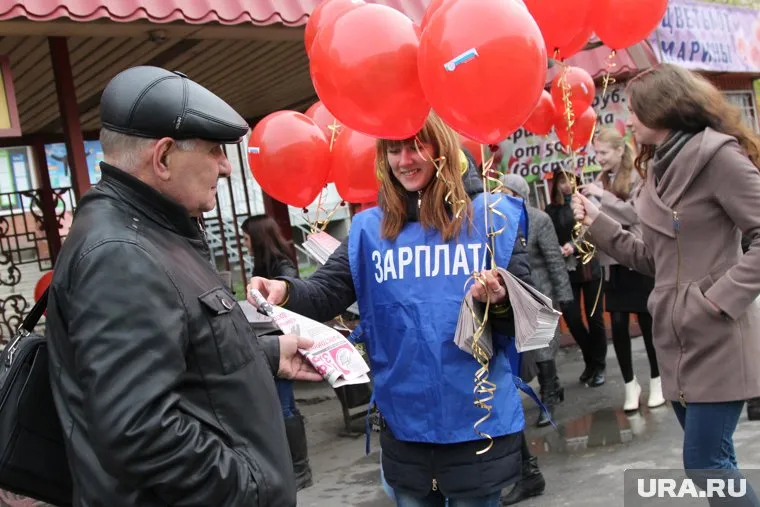 В первую очередь зарплату снизят у тех, кто работает неофициально, уверены эксперты