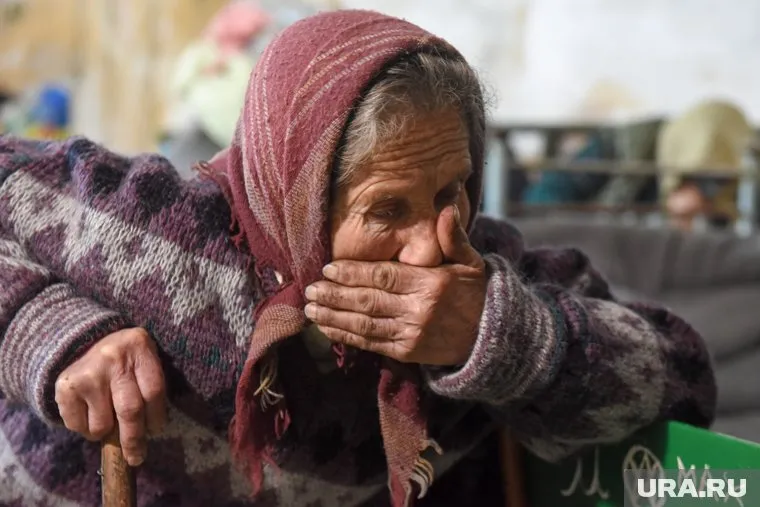 Мужчина перевел деньги с карты пенсионерки, когда та отвлеклась (архивное фото)