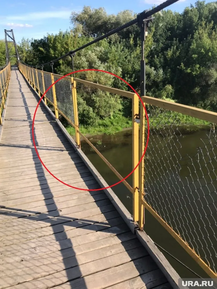 Мост без ограждения расположен на большой высоте