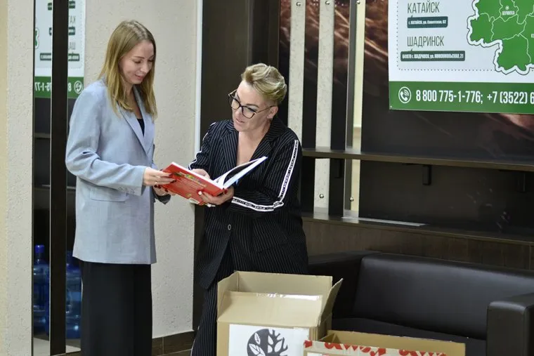 Сотрудники регоператора направили книги в сельские библиотеки области