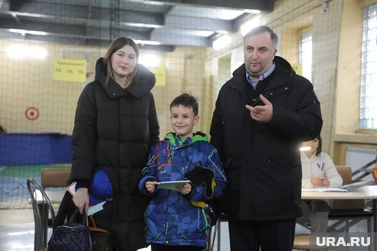 Олег Гербер пришел на участок с дочерью и маленьким сыном
