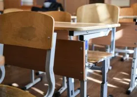 В свердловской школе после избиения девочки с ОВЗ запретили телефоны