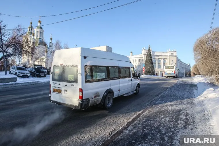 Во время движения у маршрутки открылись двери