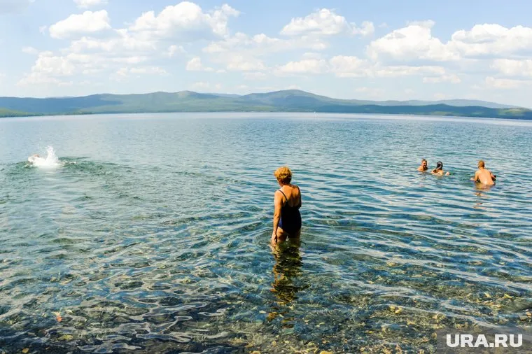 Табличка запрещает отдыхать на участке берега озера Тургояк
