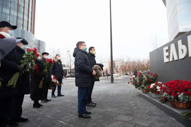 Возложение цветов к памятнику Б.Н. Ельцину. Екатеринбург
