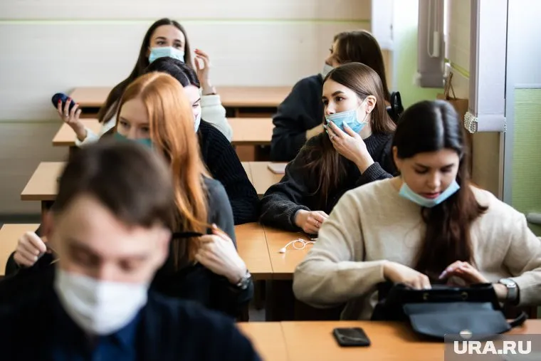 Студентов российских вузов не обязывают вакцинироваться, заявил Валерий Фальков