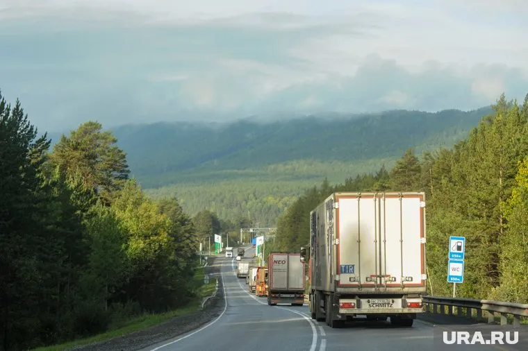 Фура, как матрешка, везет еще два автомобиля и сотни коробок