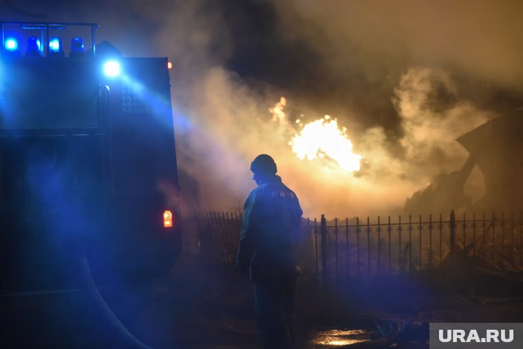 В Нижневартовске при спасении пенсионера из горящего дома погиб пожарный