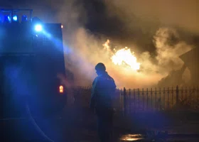 В Нижневартовске при спасении пенсионера из горящего дома погиб пожарный