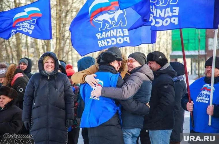 Александр Зимин (справа в тройке обнимающихся) обвинил в конфликте реготделение КПРФ