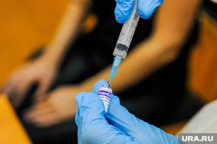 Минздрав получил документы на регистрацию вакцины для подростков