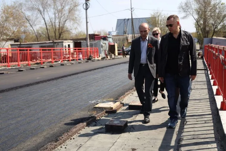 В Кургане на Кировском мосту укладывают асфальт: фото