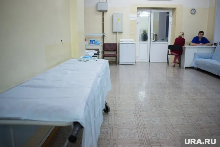 Учительнице пришлось ждать на кушетке, пока доктор закончит свои дела