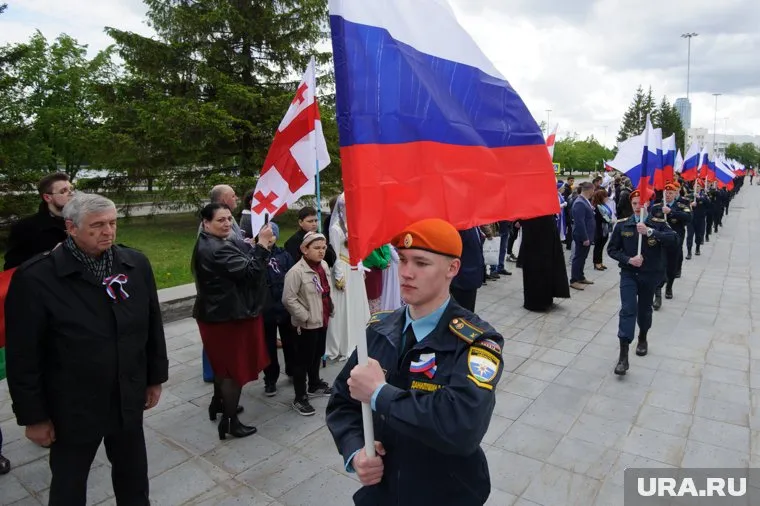 Налаживающиеся отношения между Россией и Грузией беспокоят американских кураторов, заявил Антон Бредихин