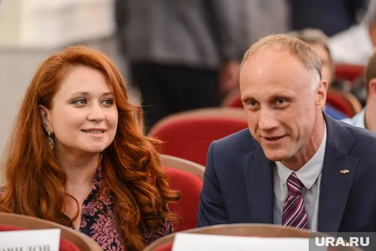 Коллега мужа по Госдуме Олег Голиков (справа) отслужил по контракту, а Лена Колесникова заключила его с Минобороны