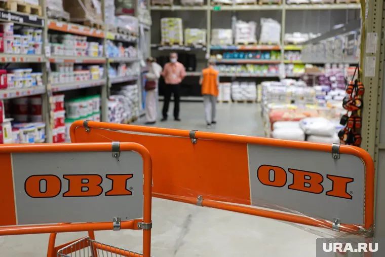 Покупатели выстроились в очереди у гипермаркета OBI в ТРЦ «Сургут Сити Молл»