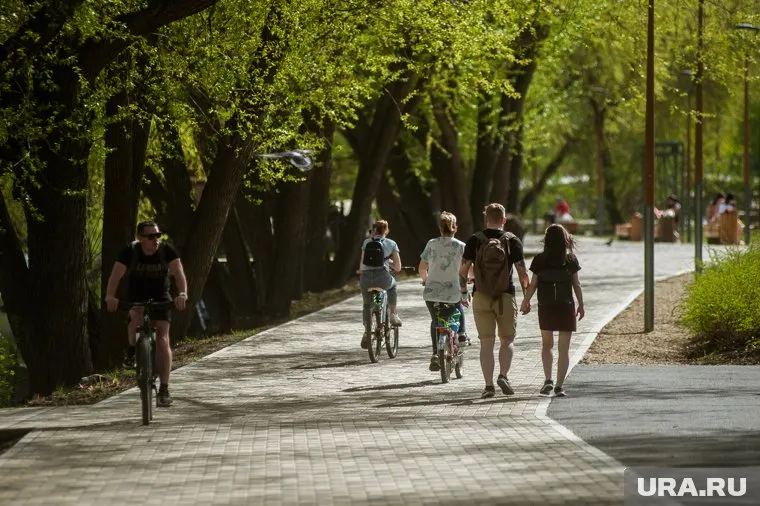 Екатеринбуржцы вышли на улицы, но рост заболеваемости растет