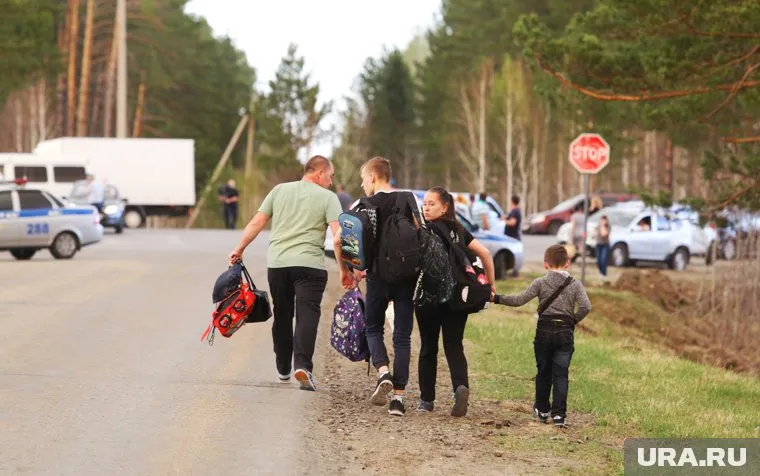 Спасатели проводят работы по эвакуации граждан