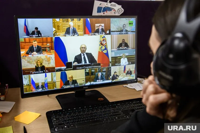Некоторые совещания, однако, он проводит в очном формате