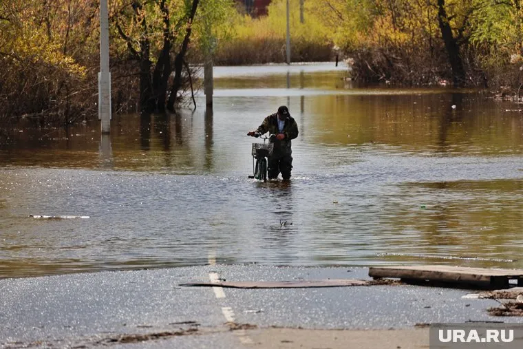 Дорога была затоплена во время наводнения (архивное фото)