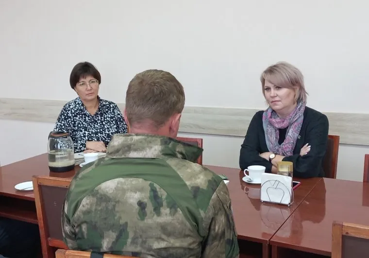 Врио главы Белозерского округа Курганской области Наталья Богданова вручила бинокль бойцу СВО