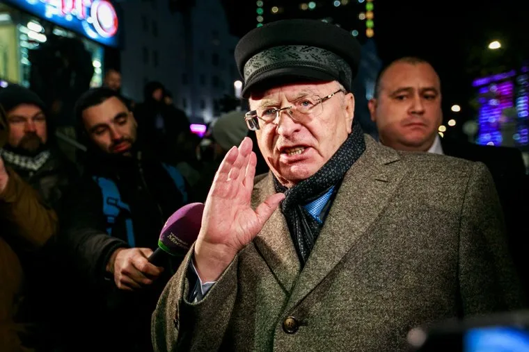 У кинотеатра "Октябрь" во время премьеры фильма Алексея Учителя "Матильда" . Москва, жириновский владимир