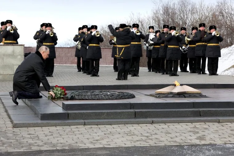 Путин возложил цветы к мемориалу «Героям АлСиба» в Магадане (архивное фото)