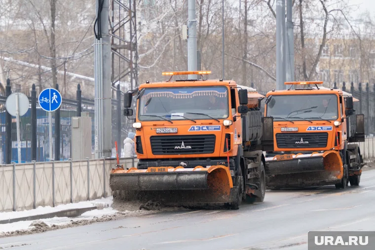 Для безопасности расчищают дороги и обрабатывают их противогололедным материалом