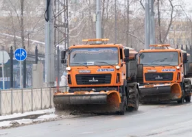 Под Екатеринбургом дорожники вышли на борьбу со снегом