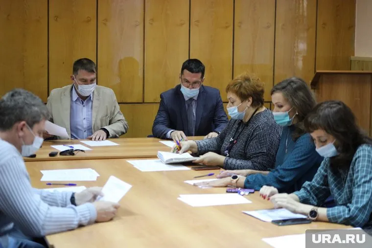 Андрей Кочеров (за столом справа) и Андрей Дружков встретились с родителями кетовских школьников