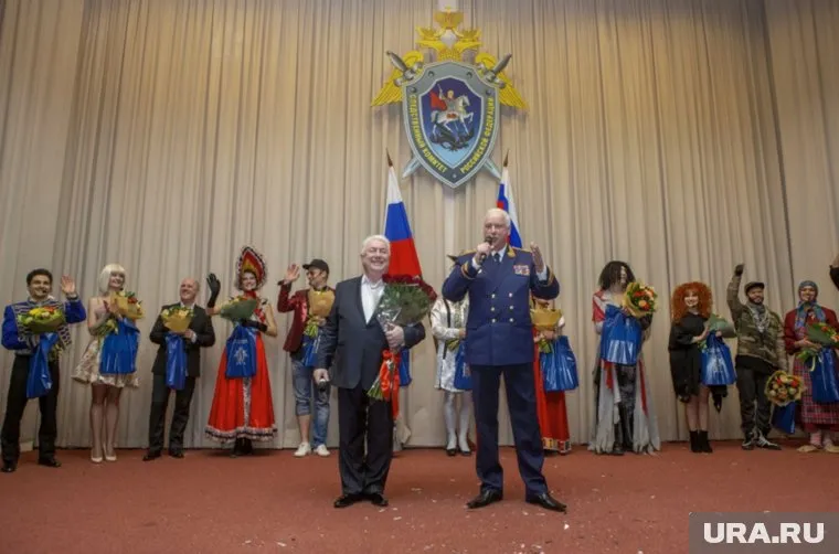 На фото, размещенном на сайте СК, все пристойно одеты