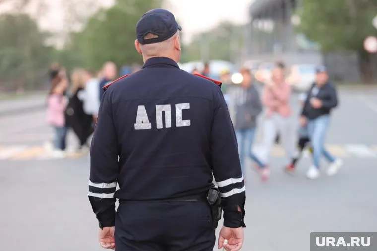 Сотрудники Госавтоинспекции выясняют обстоятельства аварии