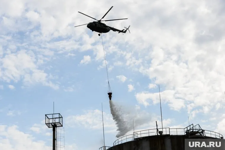 Пожар собираются тушить с помощью вертолета