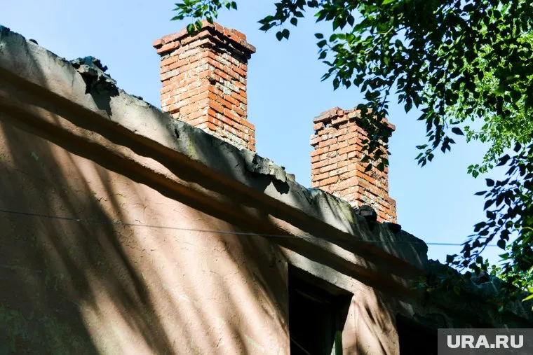 Со слов жителей, крыши и стены домов осыпаются на глазах