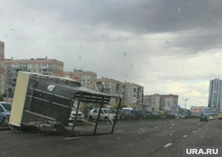 Ураган на Урале с легкостью переворачивал железные остановки