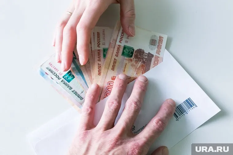 По версии следствия, мужчина передал судебному приставу десять тысяч рублей